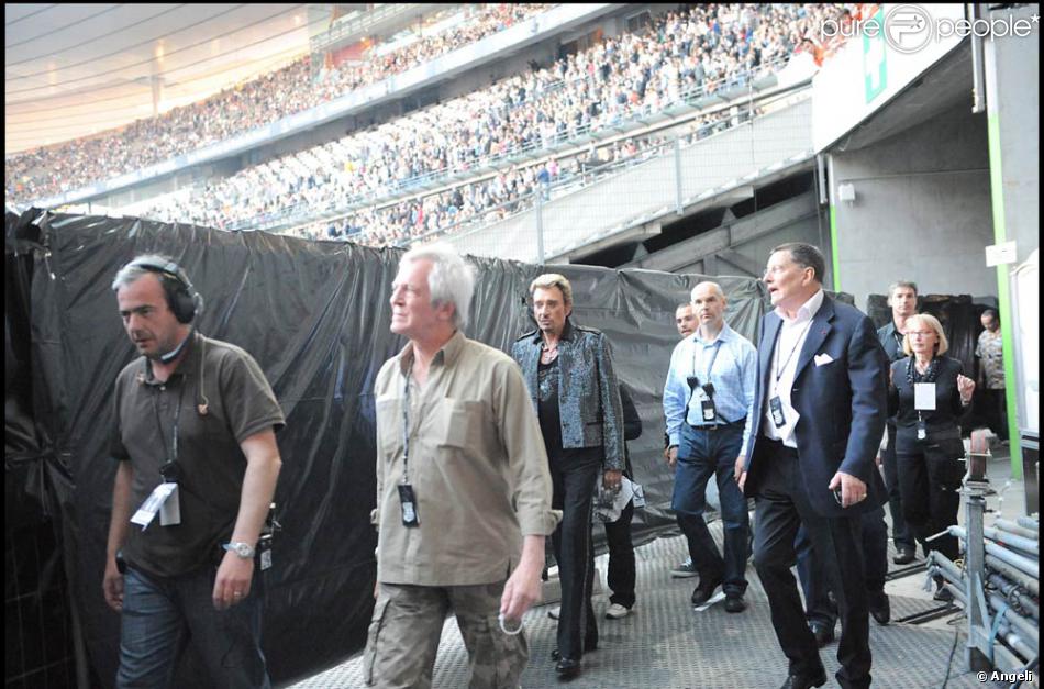 Le Tour 66 De Johnny Hallyday Fait Escale Au Stade De France Fin Mai 2009 Jean Claude Camus Accompagne Son Entree Purepeople