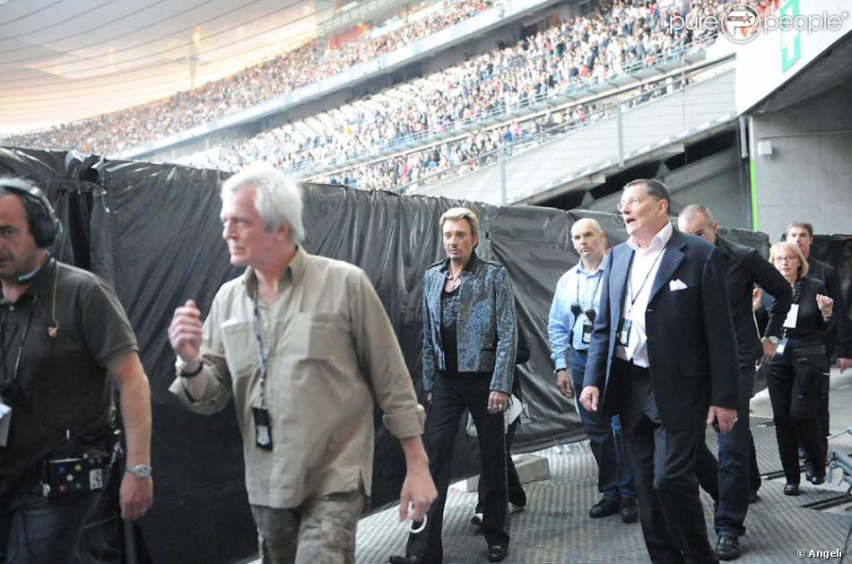 Le Tour 66 De Johnny Hallyday Fait Escale Au Stade De France Fin Mai 2009 Jean Claude Camus Entre Dans L Arene Avec Johnny Purepeople