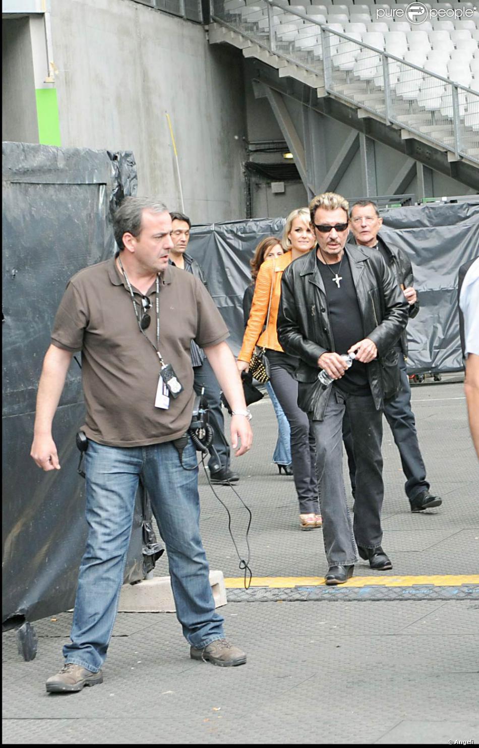 Le Tour 66 De Johnny Hallyday Fait Escale Au Stade De France Fin Mai 2009 Johnny Hallyday Arrive En Repetitions Suivi Par Jc Camus Et Laeticia Purepeople