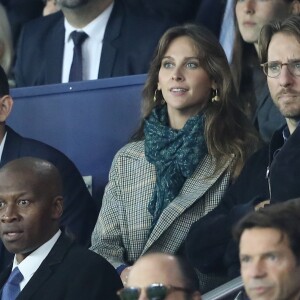 Ophélie Meunier et son mari Mathieu Vergne dans les tribunes du Parc des Princes lors du match de Ligue des Champions "PSG - Naples (2-2)" à Paris, le 24 octobre 2018.