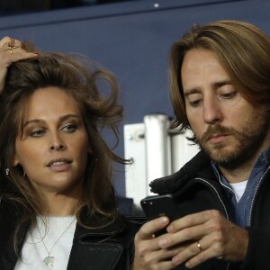 Ophélie Meunier et son mari Mathieu Vergne dans les tribunes du parc des princes lors du match de football de ligue 1 opposant le Paris Saint-Germain (PSG) à l'Olympique Lyonnais (OL) à Paris, France, le 7 octobre 2018.