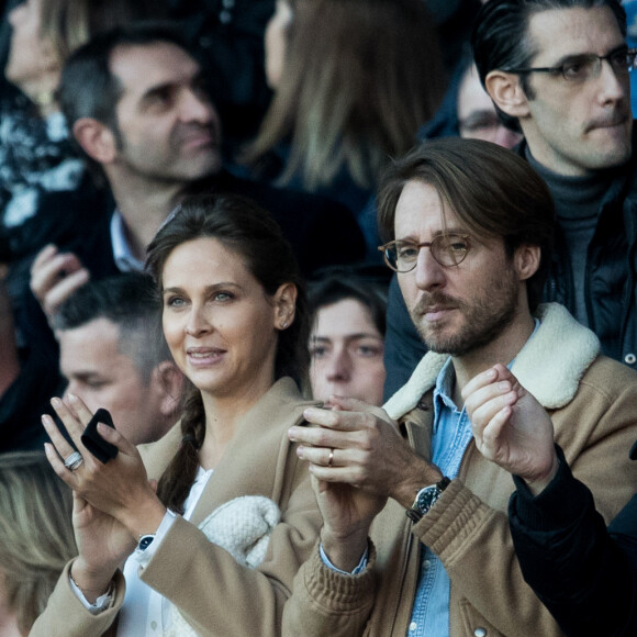 Ophélie Meunier, enceinte et son mari Mathieu Vergne - People dans les tribunes du Parc des Princes à l'occasion du match Psg contre Nimes à Paris le 23 février, 2019.