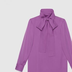 La blouse en soie Gucci de Kate Middleton, en vente sur le site de la marque au prix de 890 euros.