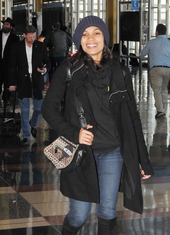Exclusif - Rosario Dawson, portant un sac à main avec un badge "We Rise" (slogan de campagne du sénateur démocrate du New Jersey, Corey Booker, candidat à l'élection présidentielle américaine de 2020, avec qui elle a déclaré récemment être en couple) arrive à l'aéroport Reagan de Washington DC, le 14 mars 2019.