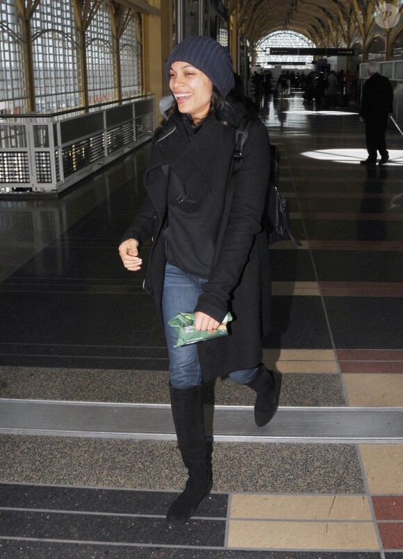 Exclusif - Rosario Dawson, portant un sac à main avec un badge "We Rise" (slogan de campagne du sénateur démocrate du New Jersey, Corey Booker, candidat à l'élection présidentielle américaine de 2020, avec qui elle a déclaré récemment être en couple) arrive à l'aéroport Reagan de Washington DC, le 14 mars 2019.