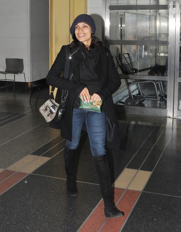 Exclusif - Rosario Dawson, portant un sac à main avec un badge "We Rise" (slogan de campagne du sénateur démocrate du New Jersey, Corey Booker, candidat à l'élection présidentielle américaine de 2020, avec qui elle a déclaré récemment être en couple) arrive à l'aéroport Reagan de Washington DC, le 14 mars 2019.