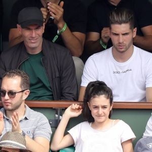 Zinédine Zidane, sa femme Véronique et leurs fils Luca et Enzo dans les tribunes des Internationaux de France de Tennis de Roland Garros à Paris, le 10 juin 2018. © Dominique Jacovides - Cyril Moreau/Bestimage