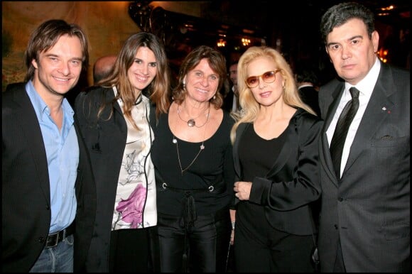 David Hallyday, Alexandra Pastor, Sylvie Vartan et Michel Pastor au restaurant Maxim's à Paris, en 2008.
