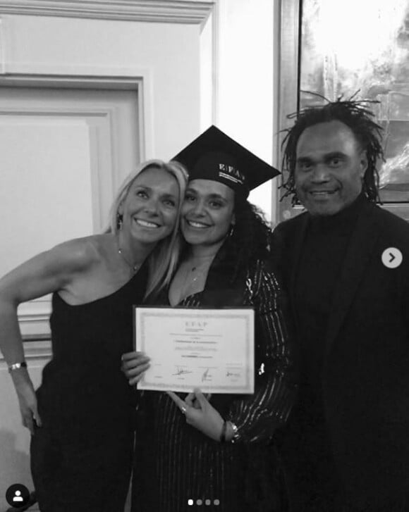 Inès Karembeu diplômée de l'EFAP, pose avec ses parents Estelle Delacrox et Christian Karembeu. Photo publiée sur Instagram le 20 mars 2019.