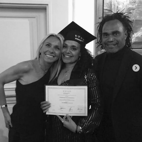 Inès Karembeu diplômée de l'EFAP, pose avec ses parents Estelle Delacrox et Christian Karembeu. Photo publiée sur Instagram le 20 mars 2019.