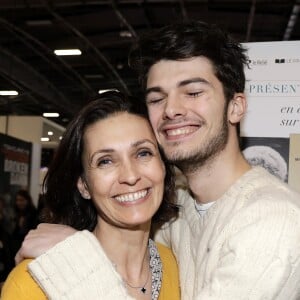 Adeline Blondieau avec son fils Aïtor - Salon du livre de Paris porte de Versailles le 14 mars 2019. © Cédric Perrin/Bestimage