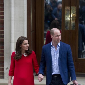 Le prince William, duc de Cambridge arrive avec ses enfants le prince George de Cambridge et la princesse Charlotte de Cambridge à l'hôpital St Marys après que sa femme Catherine (Kate) Middleton, duchesse de Cambridge ait donné naissance à leur troisième enfant à Londres le 23 avril 2018.