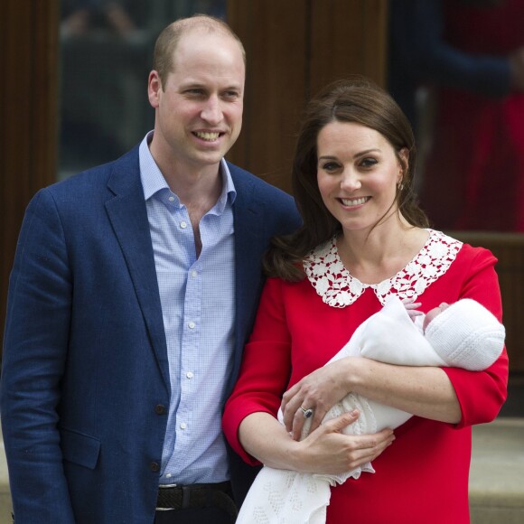 Le prince William, duc de Cambridge arrive avec ses enfants le prince George de Cambridge et la princesse Charlotte de Cambridge à l'hôpital St Marys après que sa femme Catherine (Kate) Middleton, duchesse de Cambridge ait donné naissance à leur troisième enfant à Londres le 23 avril 2018.