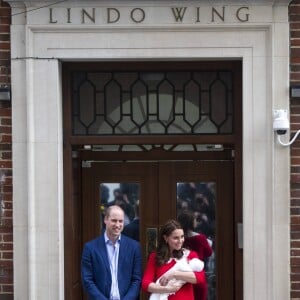 Le prince William, duc de Cambridge arrive avec ses enfants le prince George de Cambridge et la princesse Charlotte de Cambridge à l'hôpital St Marys après que sa femme Catherine (Kate) Middleton, duchesse de Cambridge ait donné naissance à leur troisième enfant à Londres le 23 avril 2018.