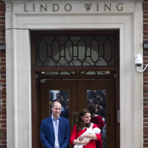 Le prince William, duc de Cambridge arrive avec ses enfants le prince George de Cambridge et la princesse Charlotte de Cambridge à l'hôpital St Marys après que sa femme Catherine (Kate) Middleton, duchesse de Cambridge ait donné naissance à leur troisième enfant à Londres le 23 avril 2018.