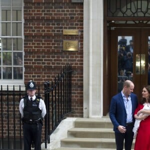 Le prince William, duc de Cambridge arrive avec ses enfants le prince George de Cambridge et la princesse Charlotte de Cambridge à l'hôpital St Marys après que sa femme Catherine (Kate) Middleton, duchesse de Cambridge ait donné naissance à leur troisième enfant à Londres le 23 avril 2018.