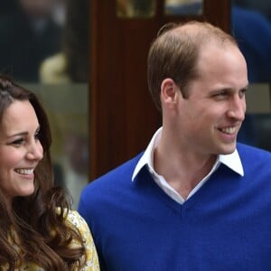 Le prince William, la duchesse de Cambridge, Catherine Kate Middleton, et leur fille, la princesse Charlotte de Cambridge, posent devant l'hôpital St-Mary de Londres où elle a accouché le matin même. 2 Mai 2015