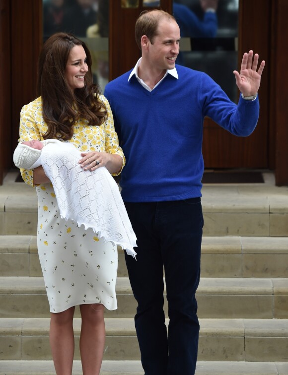 Le prince William, la duchesse de Cambridge, Catherine Kate Middleton, et leur fille, la princesse Charlotte de Cambridge, posent devant l'hôpital St-Mary de Londres où elle a accouché le matin même. 2 Mai 2015