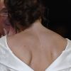 Plan rapproché de la cicatrice dorsale de la princesse Eugenie d'York quand elle entre dans la chapelle Saint George pour se marier avec Jack Brooksbank à Windsor le 12 octobre 2018.