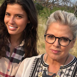Ninon Dechavanne en Afrique du Sud pendant que son père Christophe Dechavanne tournait la 2e saison de "Je suis une célébrité, sortez-moi de là" (TF1). Ici avec Laurence Boccolini.