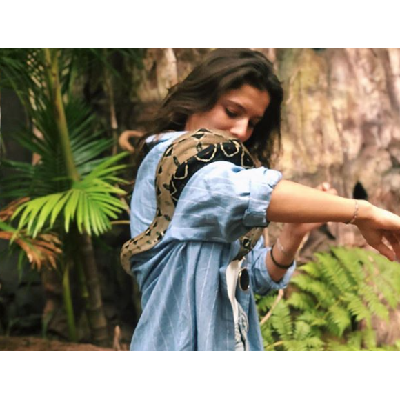 Ninon Dechavanne en Afrique du Sud pendant que son père Christophe Dechavanne tournait la 2e saison de "Je suis une célébrité, sortez-moi de là" (TF1). Ici avec un serpent.