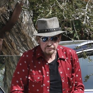 Johnny Hallyday arrive avec sa chienne Cheyenne pour aller déjeuner avec ses amis, P. Rambaldi et le musicien J.C. Sindres au restaurant Nobu dans le quartier de Malibu à Los Angeles, Californie, Etats-Unis, le 2 avril 2017.