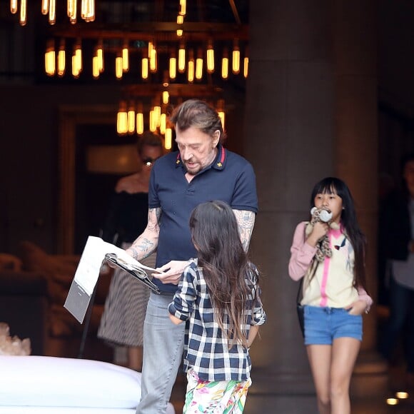 Exclusif - Johnny Hallyday avec sa femme Laeticia et leurs enfants Jade et Joy sont allés dans un magasin de meubles sur Melrose. Los Angeles, le 25 mars 2017.