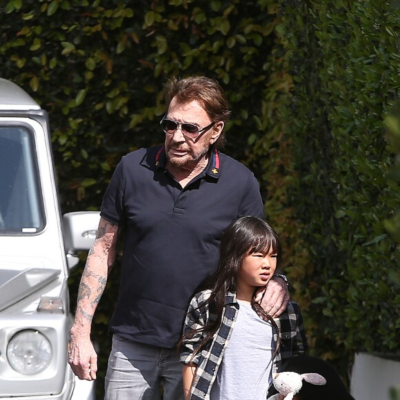 Johnny Hallyday avec sa femme Laeticia, leurs enfants Jade et Joy, Elyette (la grand-mère de Laeticia), Françoise Thibaud (la mère de Laeticia) avec son compagnon Pierre et leurs amis, vont déjeuner au restaurant "Cecconi's" à West Hollywood, pour célébrer leur anniversaire de mariage. Los Angeles, le 25 mars 2017.