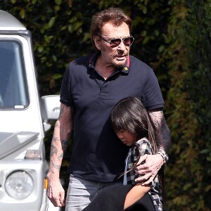 Johnny Hallyday avec sa femme Laeticia, leurs enfants Jade et Joy, Elyette (la grand-mère de Laeticia), Françoise Thibaud (la mère de Laeticia) avec son compagnon Pierre et leurs amis, vont déjeuner au restaurant "Cecconi's" à West Hollywood, pour célébrer leur anniversaire de mariage. Los Angeles, le 25 mars 2017.