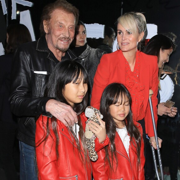 Johnny Hallyday, sa femme Laeticia (en béquilles) et leurs filles Jade et Joy au vernissage de l'exposition du photographe Mathieu Cesar à Los Angeles. Le 21 février 2017.