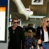 Johnny Hallyday avec sa femme Laeticia, ses enfants Jade et Joy ainsi que la Grand-mère de Laeticia Elyette Boudou arrivent à l'aéroport de Roissy en provenance de Los Angeles. Johnny rentre en France pour entamer sa tournée le 29 juin 2016 à Sedan. Roissy-en-France le 26 juin 2016.