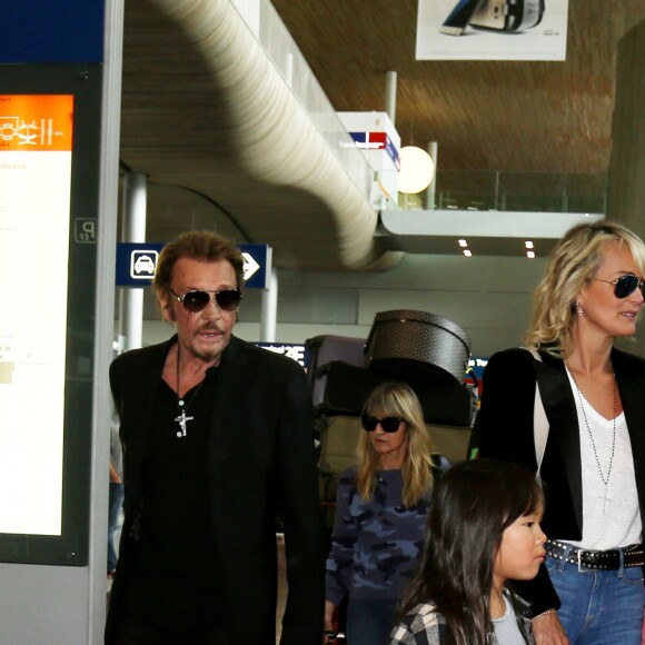Johnny Hallyday avec sa femme Laeticia, ses enfants Jade et Joy ainsi que la Grand-mère de Laeticia Elyette Boudou arrivent à l'aéroport de Roissy en provenance de Los Angeles. Johnny rentre en France pour entamer sa tournée le 29 juin 2016 à Sedan. Roissy-en-France le 26 juin 2016.