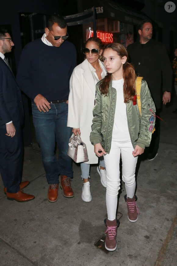 Jennifer Lopez et son fiancé Alex Rodriguez sont allés diner avec leurs enfants respectifs Ella, Natasha, Maximilian et Emme à New York, le 30 mars 2019.