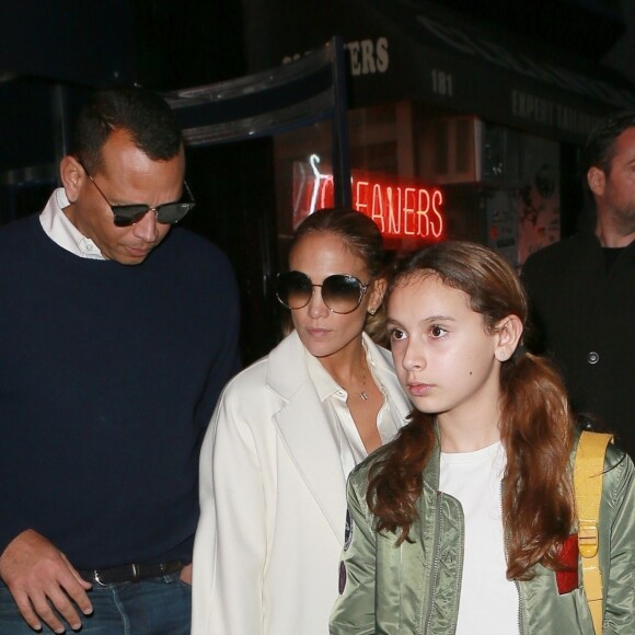 Jennifer Lopez et son fiancé Alex Rodriguez sont allés diner avec leurs enfants respectifs Ella, Natasha, Maximilian et Emme à New York, le 30 mars 2019.
