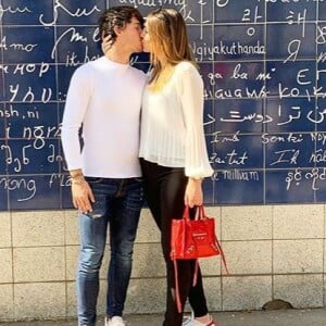 Dylan Deschamps embrasse sa compagne Mathilde à Paris le 31 mars 2019.