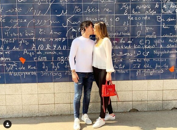Dylan Deschamps embrasse sa compagne Mathilde à Paris le 31 mars 2019.