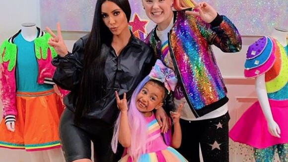 JoJo Siwa devient la babysitter de la fille de Kim Kardashian, North West.