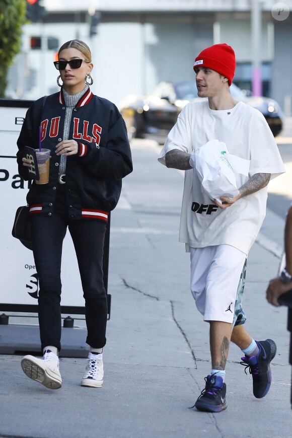 Exclusif - Justin Bieber et sa femme Hailey se promènent à Los Angeles après un passage chez "Wahlburgers", le 2 janvier 2019.