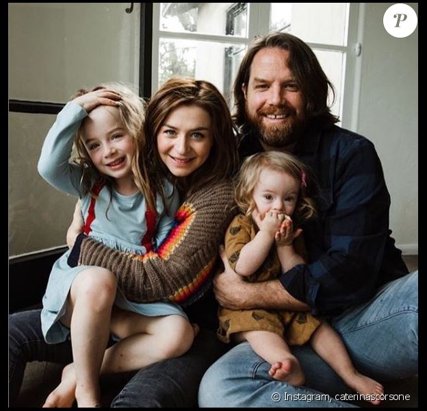 Caterina Scorsone pose avec son mari Rob Giles et leurs deux filles Eliza et Paloma. Instagram le 25 décembre 2018.