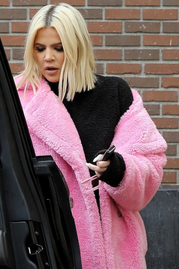 Exclusif - Khloe Kardashian est allée se faire pouponner dans un salon de beauté à Los Angeles. Khloe porte son manteau rose Teddy Bear ! Le 20 mars 2019.