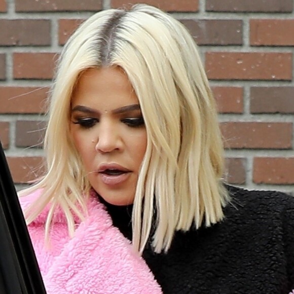 Exclusif - Khloe Kardashian est allée se faire pouponner dans un salon de beauté à Los Angeles. Khloe porte son manteau rose Teddy Bear ! Le 20 mars 2019.