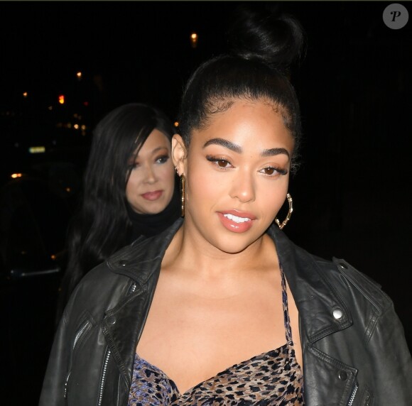 Jordyn Woods au restaurant Scalini à Londres, le 31 mars 2019. Jordyn porte une robe à imprimé léopard et sa mère un pantalon à motif "serpent".