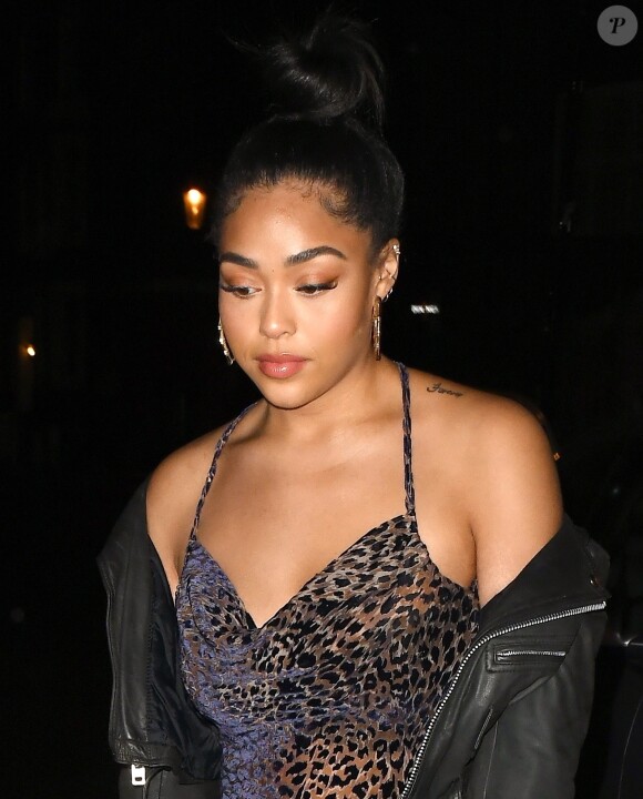 Jordyn Woods au restaurant Scalini à Londres, le 31 mars 2019. Jordyn porte une robe à imprimé léopard et sa mère un pantalon à motif "serpent".