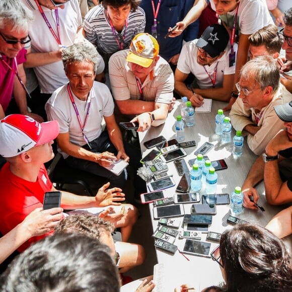 Mick Schumacher en conférence de presse après avoir finit 2ème des essais privés de F1 dans la Ferrari SF90 sur circuit de Sakhir, à Bahreïn, le 2 avril 2019.