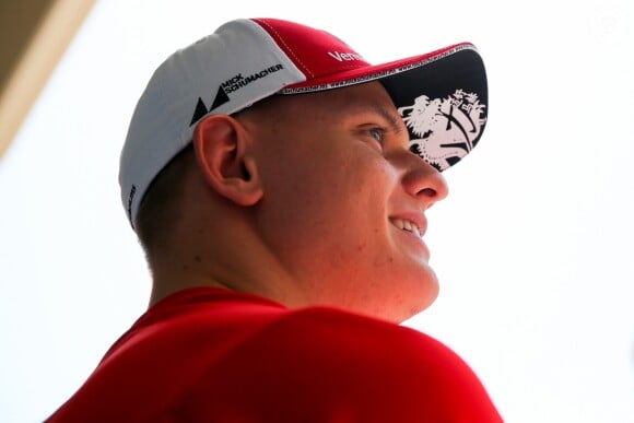 Mick Schumacher en conférence de presse après avoir finit 2ème des essais privés de F1 dans la Ferrari SF90 sur circuit de Sakhir, à Bahreïn, le 2 avril 2019.