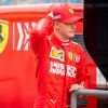 Mick Schumacher discute avec l'équipe Ferrari dans les paddocks après avoir finit 2ème des essais privés de F1 dans la Ferrari SF90 sur circuit de Sakhir, à Bahreïn, le 2 avril 2019.