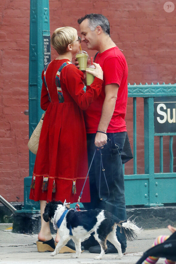 Exclusif - Michelle Williams échange un baiser dans la rue avec son mari Phil Elverum à Brooklyn le 10 octobre 2018.
