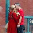 Exclusif - Michelle Williams échange un baiser dans la rue avec son mari Phil Elverum à Brooklyn le 10 octobre 2018.