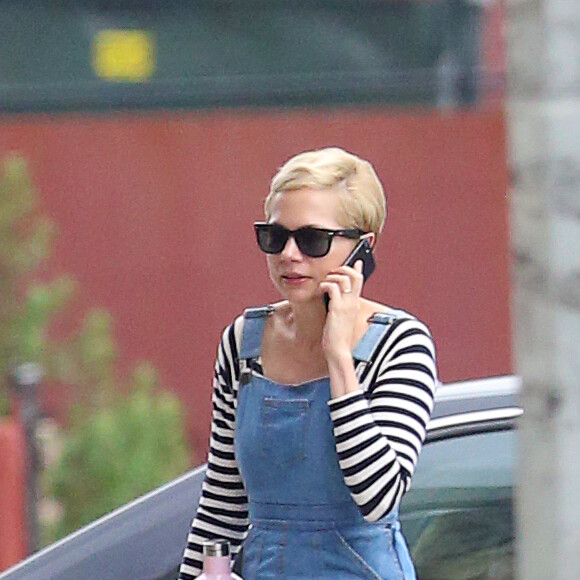 Exclusif - Michelle Williams au téléphone dans la rue dans le quartier de Brooklyn à New York le 26 septembre 2018.