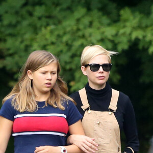 Exclusif - Matilda, la fille de Michelle Williams et Heath Ledger - Michelle Williams et son mari Phil Elverum, mariés en secret, se baladent en amoureux dans la campagne New Yorkaise le 22 septembre 2018.